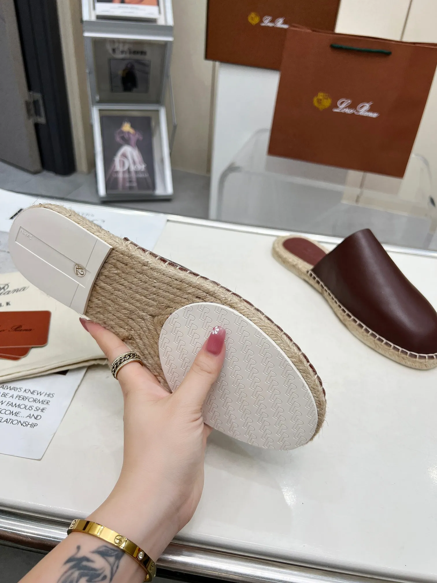 Men's men's shoes 💰520 🧚‍♂️.Loro Piana*👉Top genuine high-end fisherman's shoes and half-drag style👉Buy the original 1:1 copy💯💯💯 Founded the existing Loro Piana company on April 24, 1924. It is now the sixth generation of family business, providing high-quality products to customers who are discerning about taste and quality. ❤️Imported calfskin fabric. The lining is made of A-grade sweat-absorbent and breathable lining. 💯💯💯 Purely handmade. 💯Authentic packaging. Original one-to-one molded outsole. The favorite sandals of Middle Eastern tycoons. Code number: 39-46.